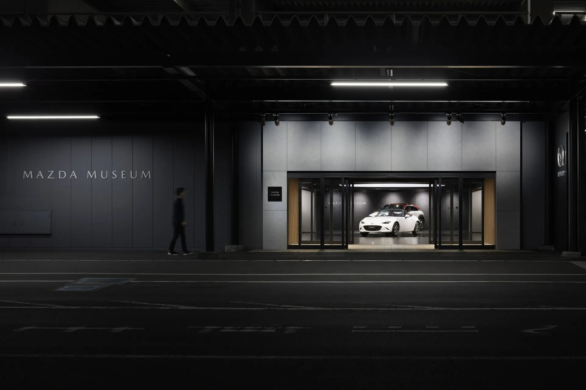 MAZDA MUSEUM のエントランス(夜景)